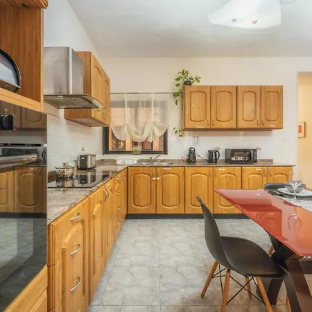 New On The Market - Stylish 3br Unit Walking Distance To The By Sf Homes Apartment *