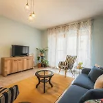 New On The Market - Stylish 3br Unit Walking Distance To The By Sf Homes