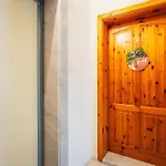 New On The Market - Stylish 3br Unit Walking Distance To The By Sf Homes