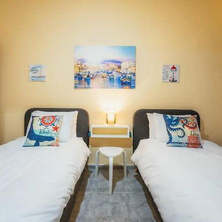 New On The Market - Stylish 3br Unit Walking Distance To The By Sf Homes